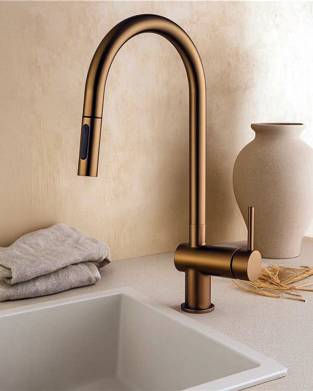 Rubinetto cucina bocca estraibile in ottone oro rosa PVD in spazzolato installato su lavello, vista della bocca e della...