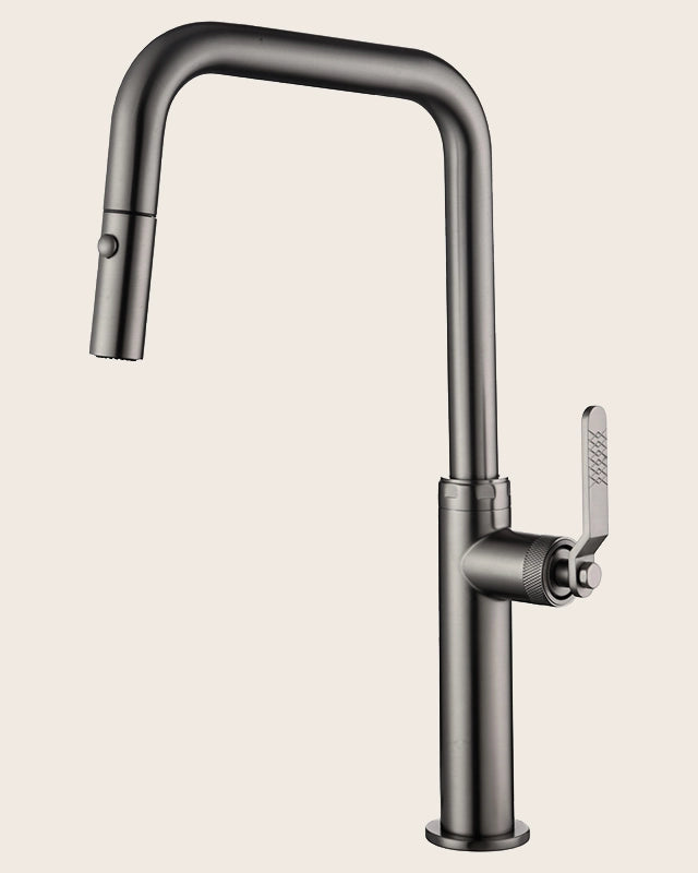Rubinetto da cucina estraibile Selena grigio metallico in ottone e pvd installato su lavello, vista della bocca e della...