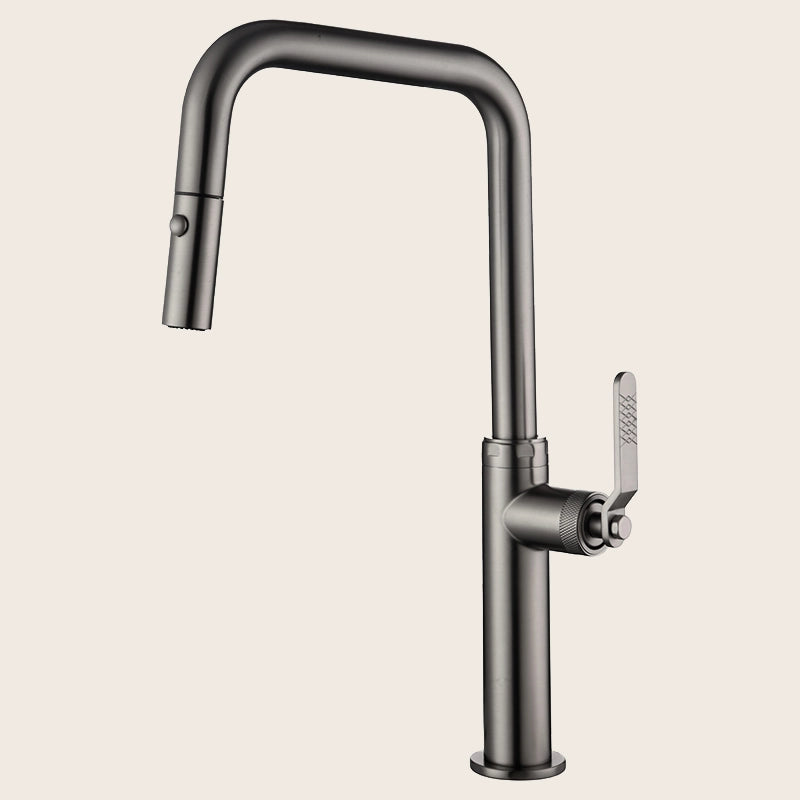 Rubinetto da cucina estraibile Selena grigio metallico in ottone e pvd installato su lavello, vista della bocca e della...