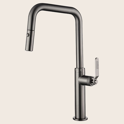 Rubinetto da cucina estraibile Selena grigio metallico in ottone e pvd installato su lavello, vista della bocca e della...