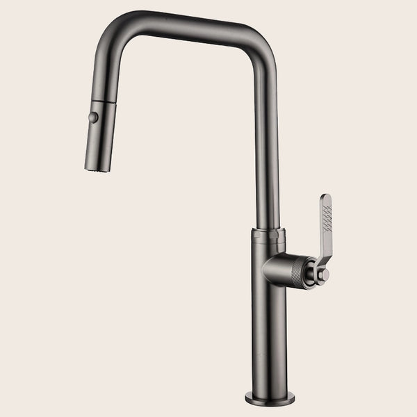 Rubinetto da cucina estraibile Selena grigio metallico in ottone e pvd installato su lavello, vista della bocca e della...