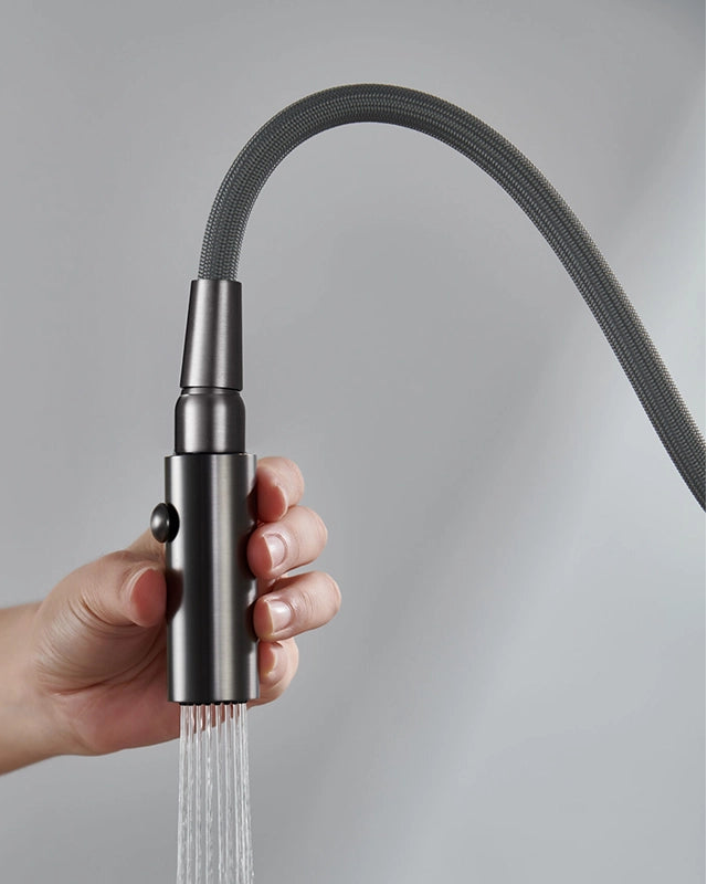 Rubinetto da cucina estraibile Selena grigio metallico installato su lavello, vista della bocca e della leva - Exagonshop