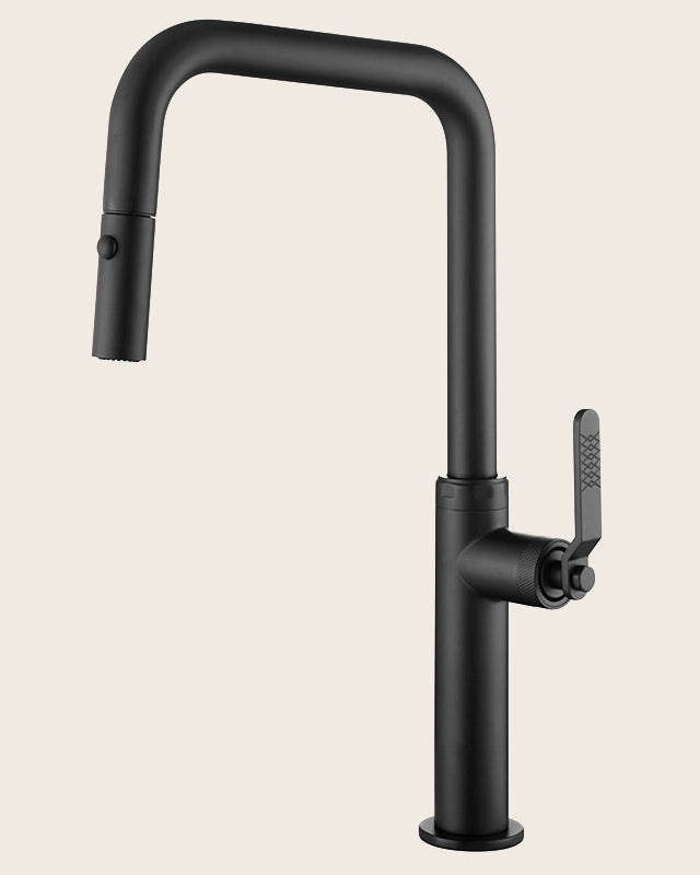 Rubinetto da cucina estraibile Selena nero opaco in ottone installato su lavello, vista della bocca e della leva - Exagonshop