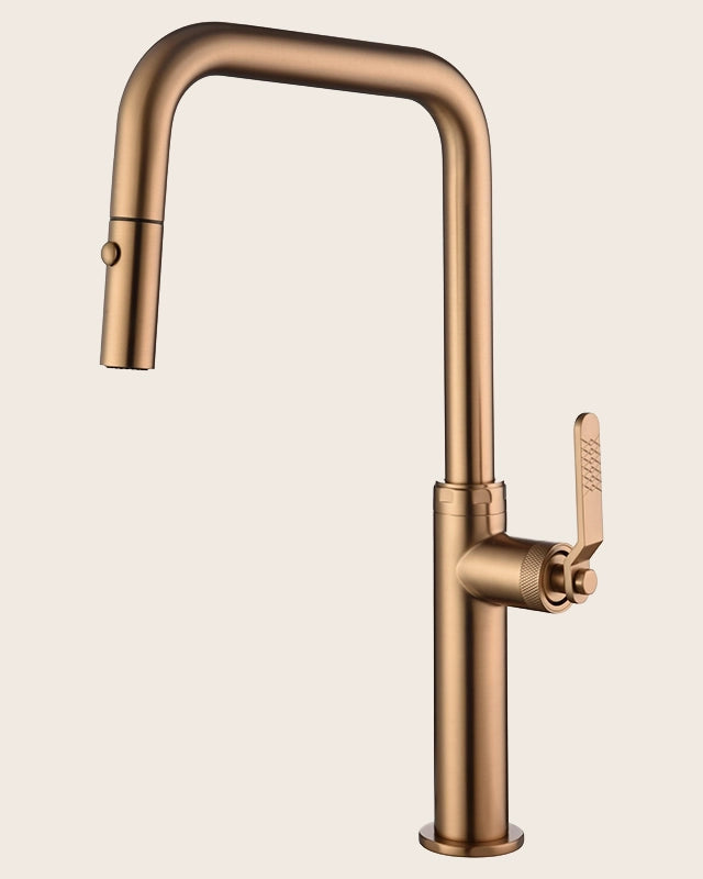 Rubinetto da cucina estraibile Selena oro rosa spazzolato in ottone installato su lavello, vista della bocca e della leva...