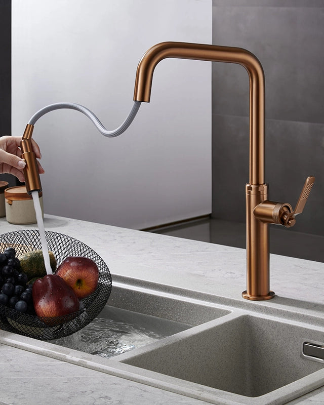 Rubinetto da cucina estraibile Selena oro rosa spazzolato, vista laterale della canna girevole - Exagonshop