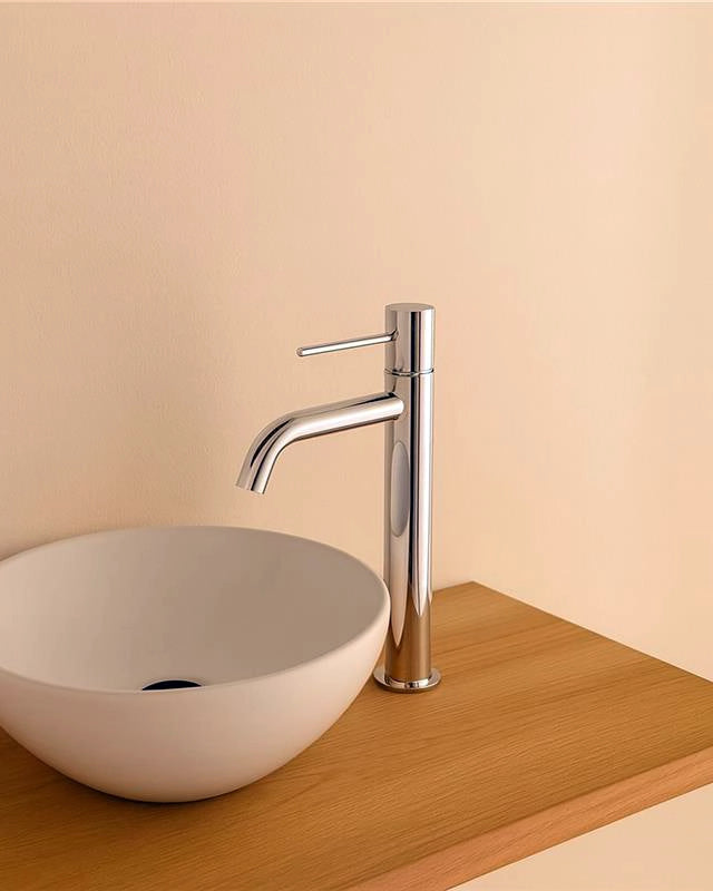 Rubinetto lavabo alto monocomando in ottone cromo Hidden Cromo Lucido in cromato ambientato su piano bagno con accessori...