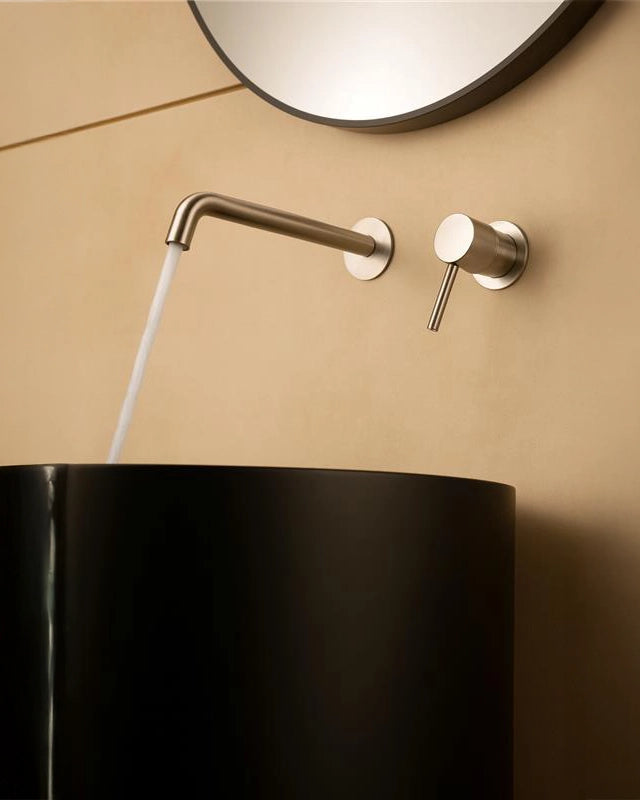 Rubinetto lavabo da incasso a muro nichel spazzolato Memo ambientato su piano bagno con accessori - Exagonshop