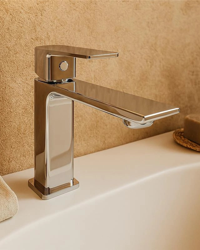 Rubinetto lavabo monocomando con flessibili cromo Ten Cromo Lucido ambientato su piano bagno con accessori - Exagonshop