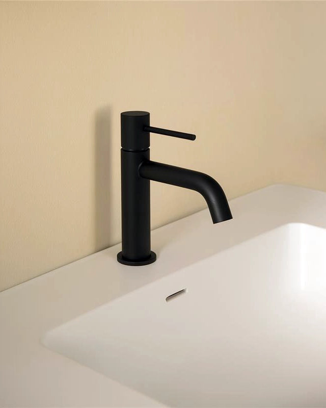 Rubinetto lavabo monocomando nero opaco Hidden ambientato su piano bagno con accessori - Exagonshop