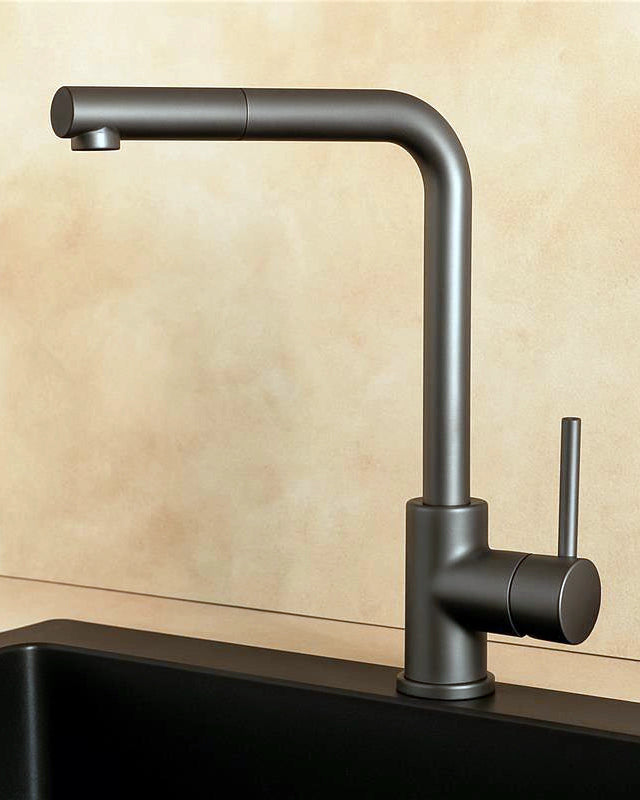 Rubinetto lavello cucina Linda grigio metallico in ottone installato su lavello, vista della bocca e della leva - Exagonshop