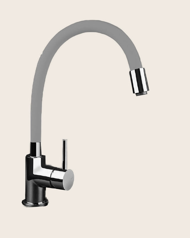Rubinetto lavello cucina con canna flessibile grigio Cromo installato su lavello, vista della bocca e della leva - Exagonshop