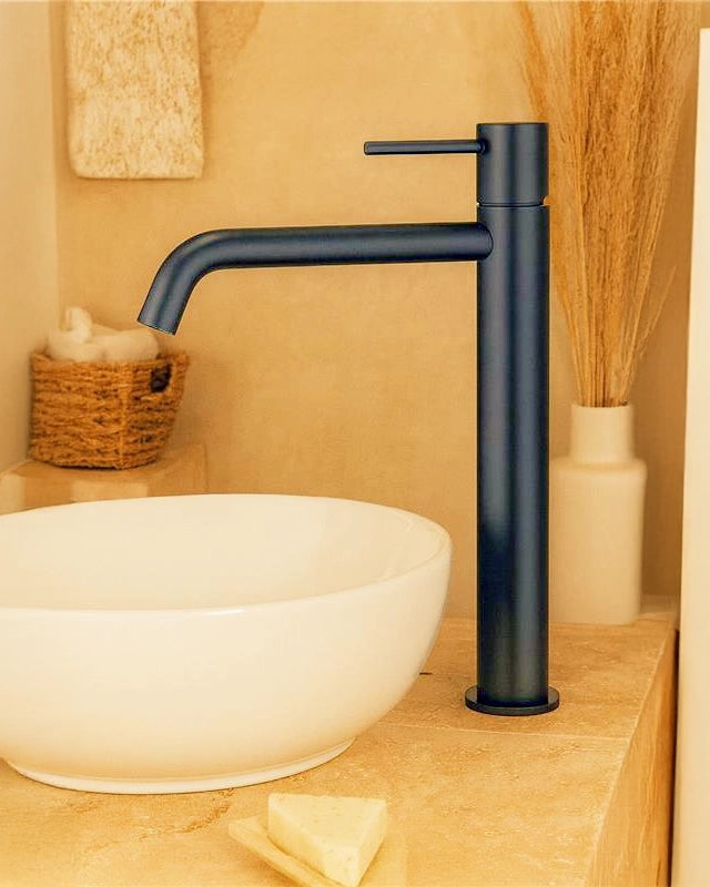 Rubinetto alto per ciotola senza scarico ottone grigio ambientato su piano bagno con accessori - Exagonshop