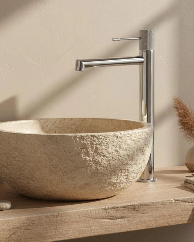 Rubinetto alto per lavabo senza scarico in ottone cromo Cromo Lucido in cromato ambientato su piano bagno con accessori...