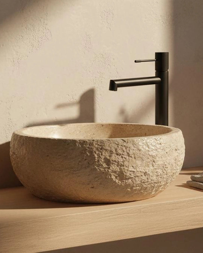 Rubinetto alto per lavabo senza scarico in ottone nero in opaco ambientato su piano bagno con accessori - Exagonshop