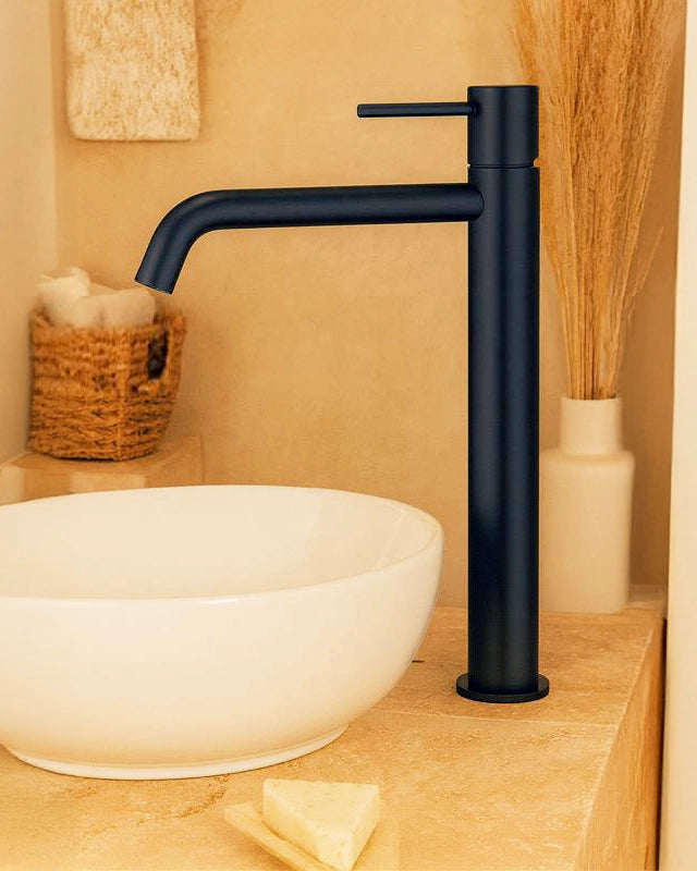 Rubinetto alto per ciotola senza scarico ottone nero opaco ambientato su piano bagno con accessori - Exagonshop