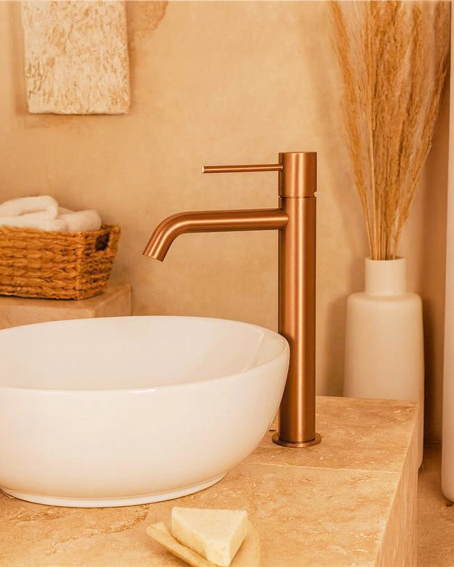 Rubinetto alto per ciotola senza scarico ottone oro rosa in spazzolato ambientato su piano bagno con accessori - Exagonshop