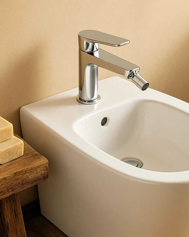 Coppia rubinetti miscelatore lavabo e bidet senza scarico Cromo Lucido ambientato su piano bagno con accessori - Exagonshop