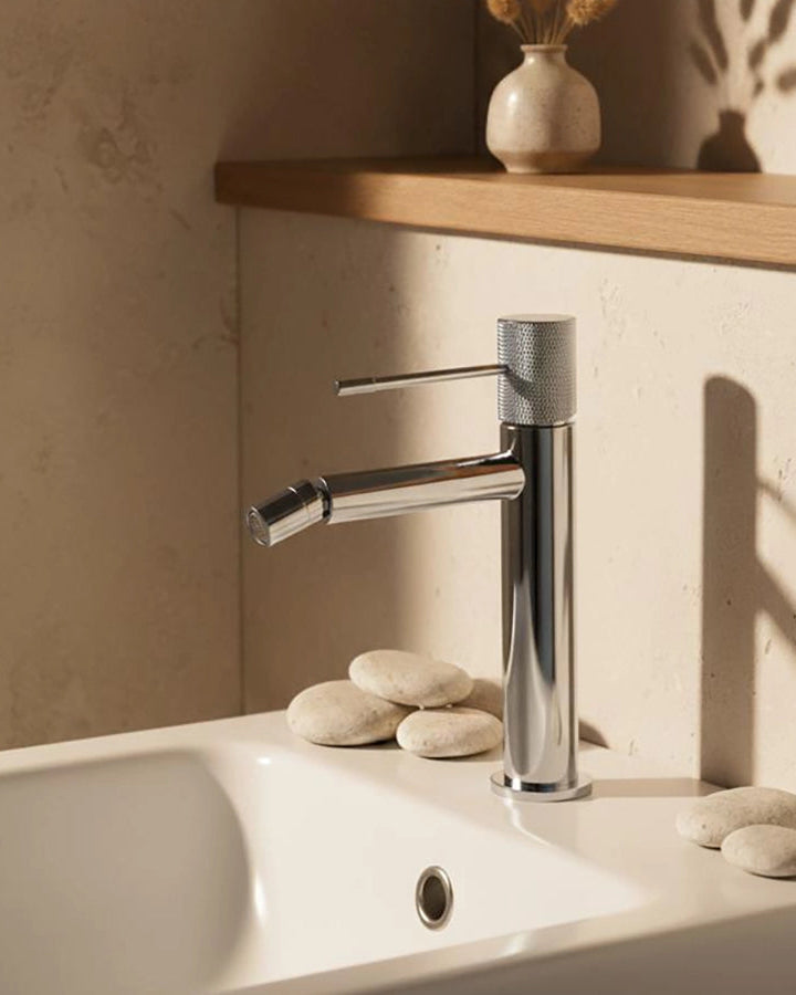 Rubinetto miscelatore bidet senza scarico in ottone cromato in naturale, vista frontale della maniglia e della bocca di...