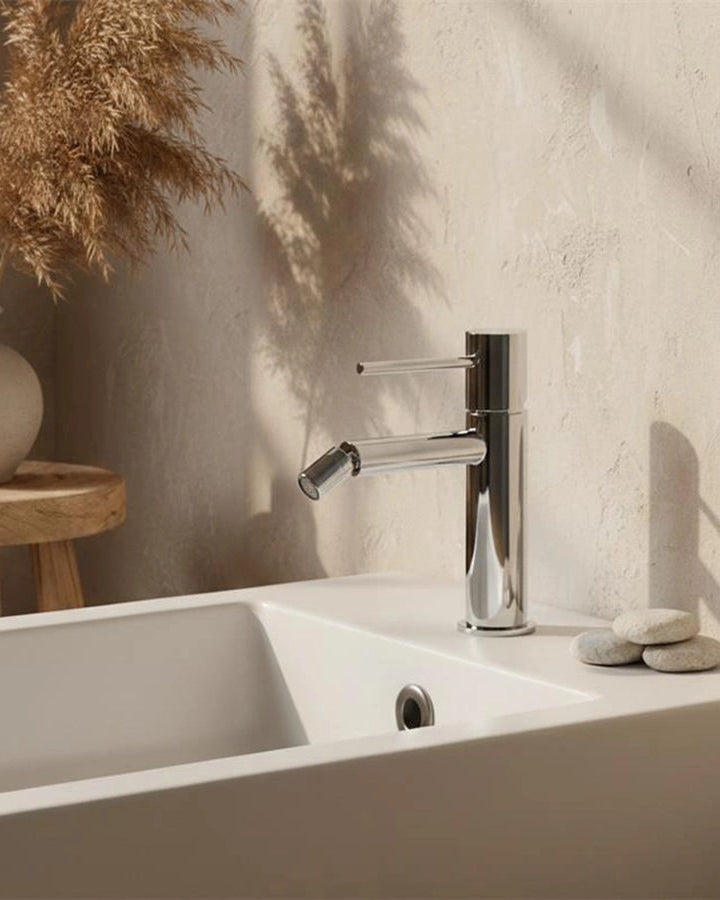 Rubinetto bidet senza scarico in ottone cromato Memo in naturale, vista frontale della maniglia e della bocca di...