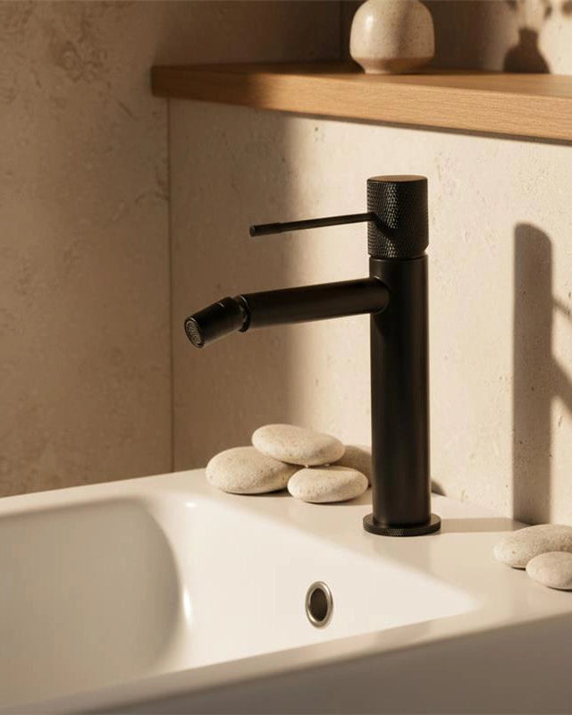 Rubinetto miscelatore bidet senza scarico in ottone nero in opaco, vista frontale della maniglia e della bocca di...
