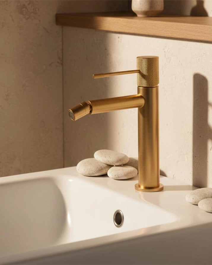 Rubinetto bidet senza scarico in ottone oro spazzolato Melin Oro Mat in satinato, vista frontale della maniglia e della...