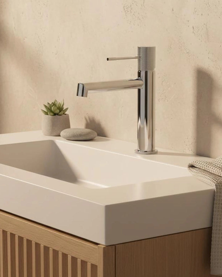 Rubinetto lavabo senza scarico in ottone cromato Melin in naturale ambientato su piano bagno con accessori - Exagonshop