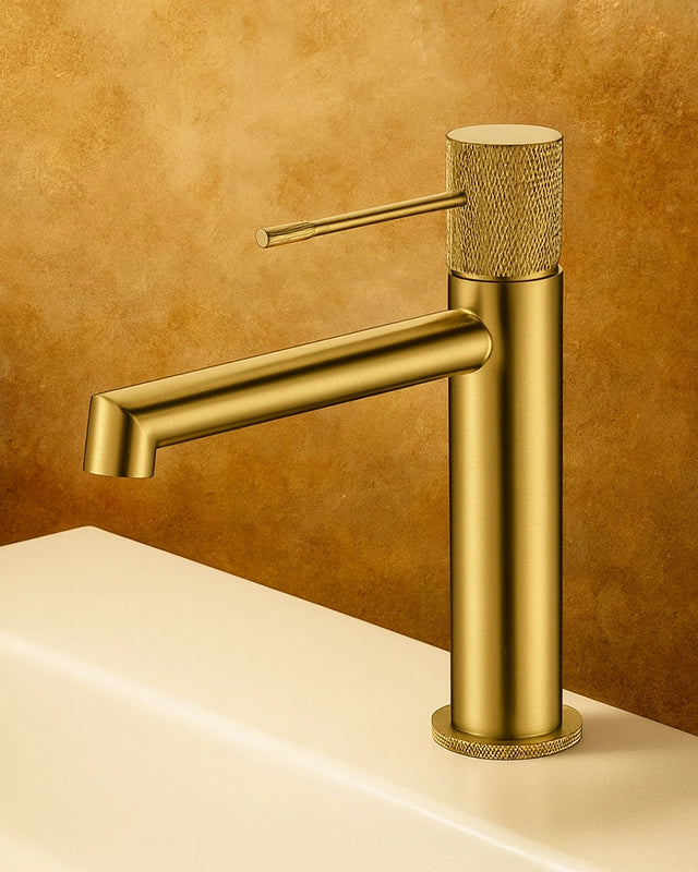Rubinetto lavabo senza scarico in ottone oro spazzolato, vista frontale su sfondo bianco - Exagonshop