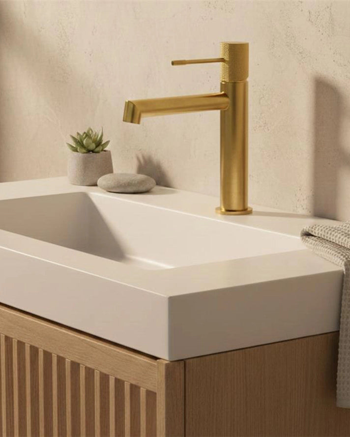 Rubinetto lavabo senza scarico in ottone oro spazzolato in satinato ambientato su piano bagno con accessori - Exagonshop