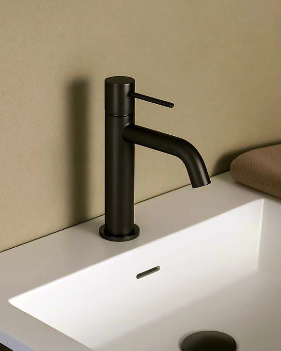 Rubinetto miscelatore per lavabo senza scarico in ottone in opaco ambientato su piano bagno con accessori - Exagonshop