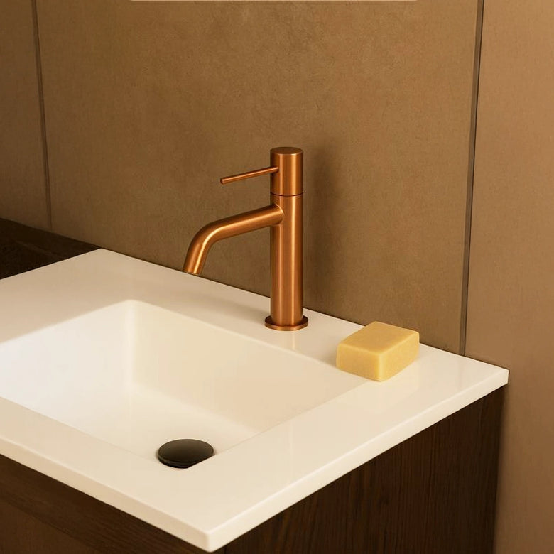 Rubinetto lavabo senza scarico in ottone oro rosa in spazzolato ambientato su piano bagno con accessori - Exagonshop