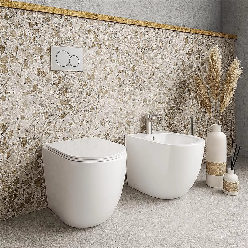 Coppia di sanitari filo muro Linea Emme scarico a vortice Bianco in lucido ambientato su piano bagno con accessori...