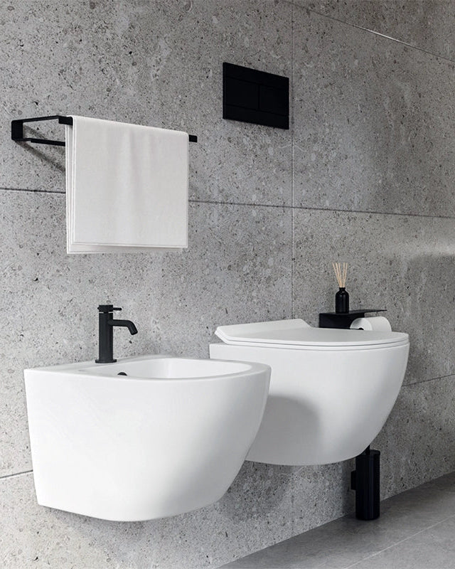 Sanitari sospesi salva spazio rimless ceramica bianco opaco ambientato su piano bagno con accessori - Exagonshop