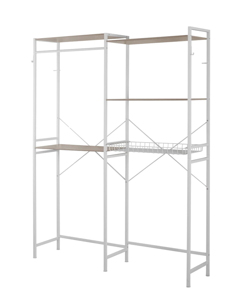 Scaffale Sopralavatrice 147x34x195 cm bianco in rovere e naturale installato su lavello, vista della bocca e della leva...