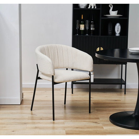 Sedia con braccioli in tessuto boucle imbottito bianco