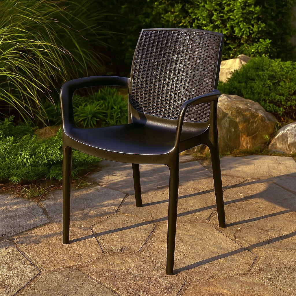 Sedia da esterno antracite effetto Rattan con braccioli ambientato in spazio living con arredi coordinati - Exagonshop