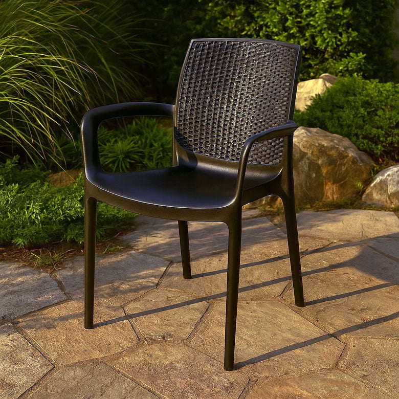 Sedia da esterno antracite effetto Rattan con braccioli ambientato in spazio living con arredi coordinati - Exagonshop
