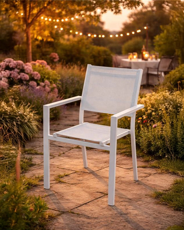 Sedia esterno da giardino con braccioli in alluminio bianco ambientato in spazio living con arredi coordinati - Exagonshop