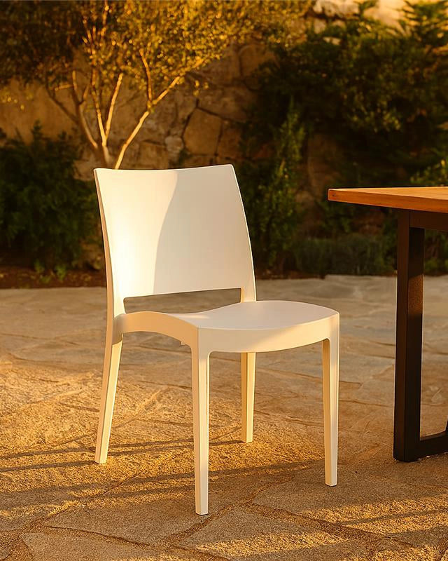 Sedia da esterno impilabile bianco Grandsoleil Trieste ambientato in spazio living con arredi coordinati - Exagonshop