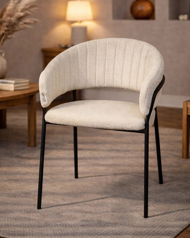 Sedia da pranzo effetto boucle Korinne bianco ambientato in spazio living con arredi coordinati - Exagonshop