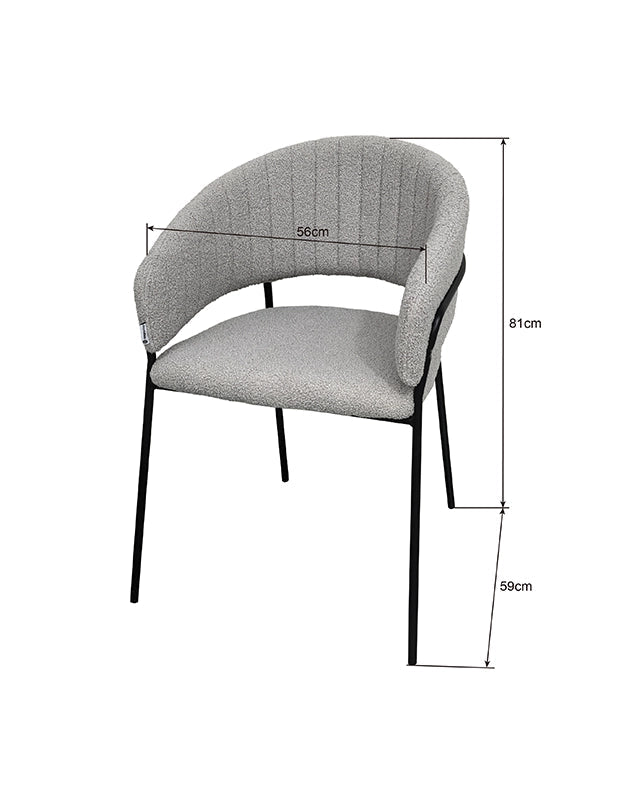 Sedia da pranzo effetto boucle Korinne grigio ambientato in spazio living con arredi coordinati - Exagonshop