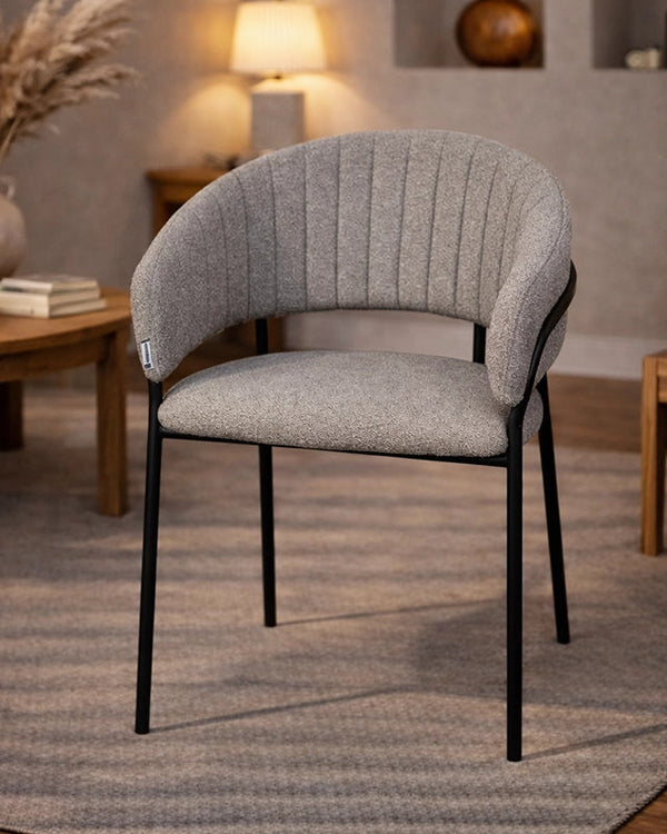 Sedia da pranzo effetto boucle Korinne grigio ambientato in spazio living con arredi coordinati - Exagonshop