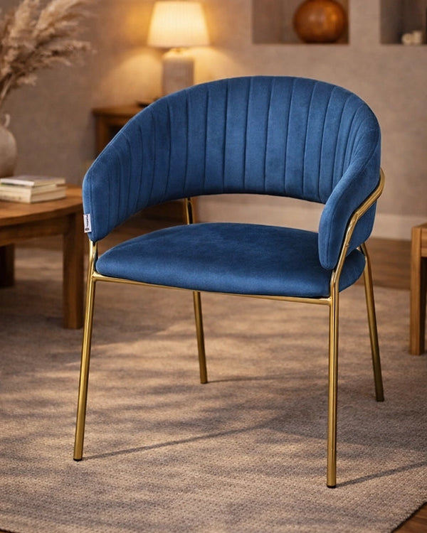 Sedia da pranzo effetto velluto Korinne blu ambientato in spazio living con arredi coordinati - Exagonshop