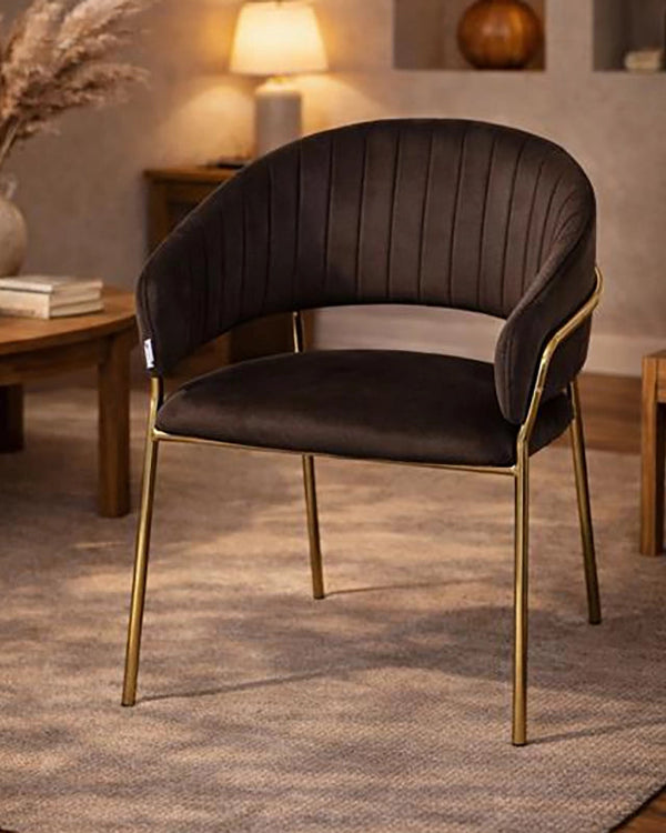 Sedia da pranzo effetto velluto Korinne marrone scuro ambientato in spazio living con arredi coordinati - Exagonshop