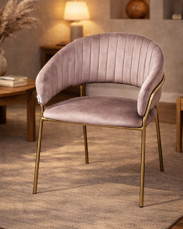 Sedia da pranzo effetto velluto Korinne rosa ambientato in spazio living con arredi coordinati - Exagonshop