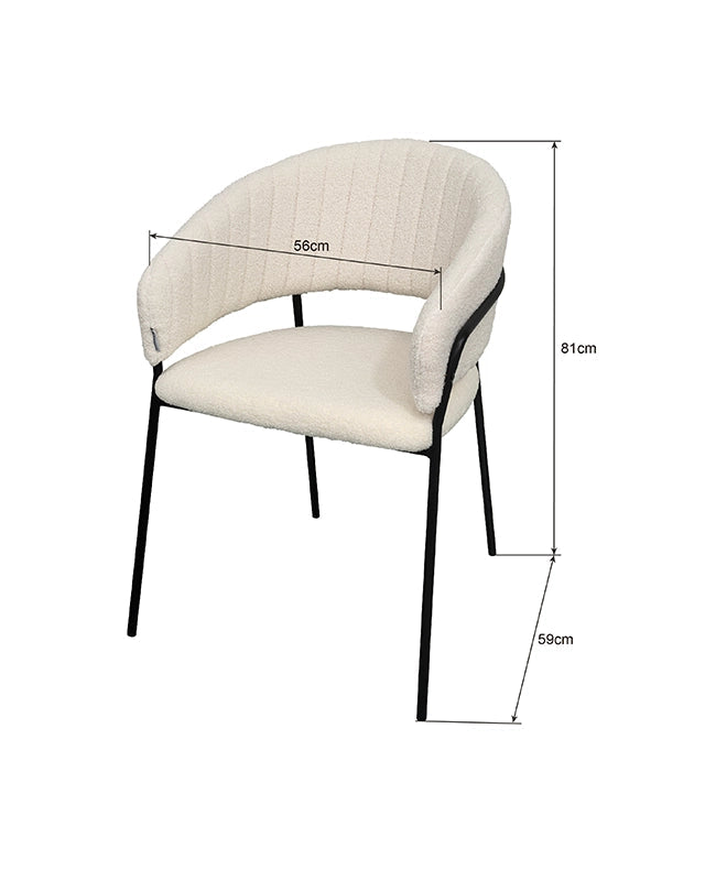 Sedia da pranzo effetto boucle Korinne bianco ambientato in spazio living con arredi coordinati - Exagonshop