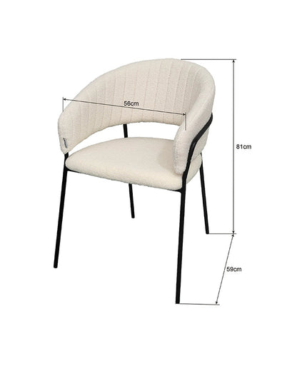 Sedia da pranzo effetto boucle Korinne bianco ambientato in spazio living con arredi coordinati - Exagonshop