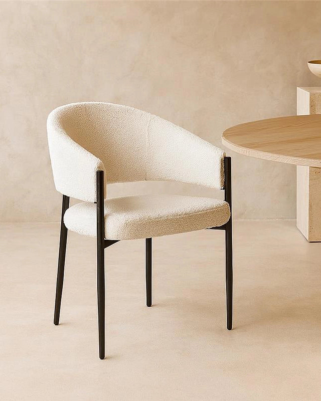 Sedia imbottita da interno effetto boucle bianca ambientato in spazio living con arredi coordinati - Exagonshop