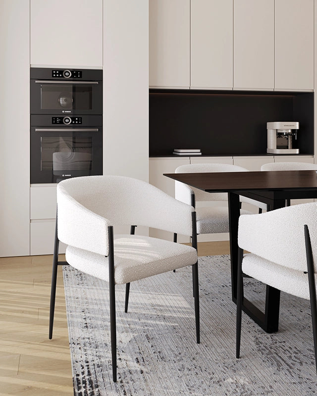 Sedia imbottita da interno effetto boucle bianca ambientato in spazio living con arredi coordinati - Exagonshop