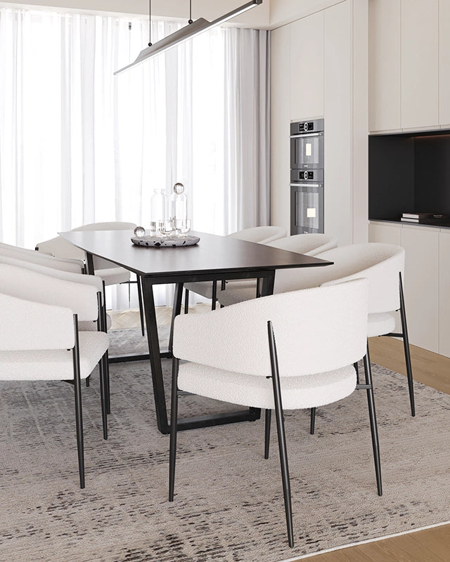 Sedia imbottita da interno effetto boucle bianca ambientato in spazio living con arredi coordinati - Exagonshop