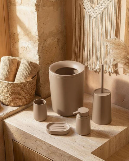 Set Accessori bagno 5 pz tortora Pop, dettaglio ravvicinato del materiale e dell'aggancio - Exagonshop